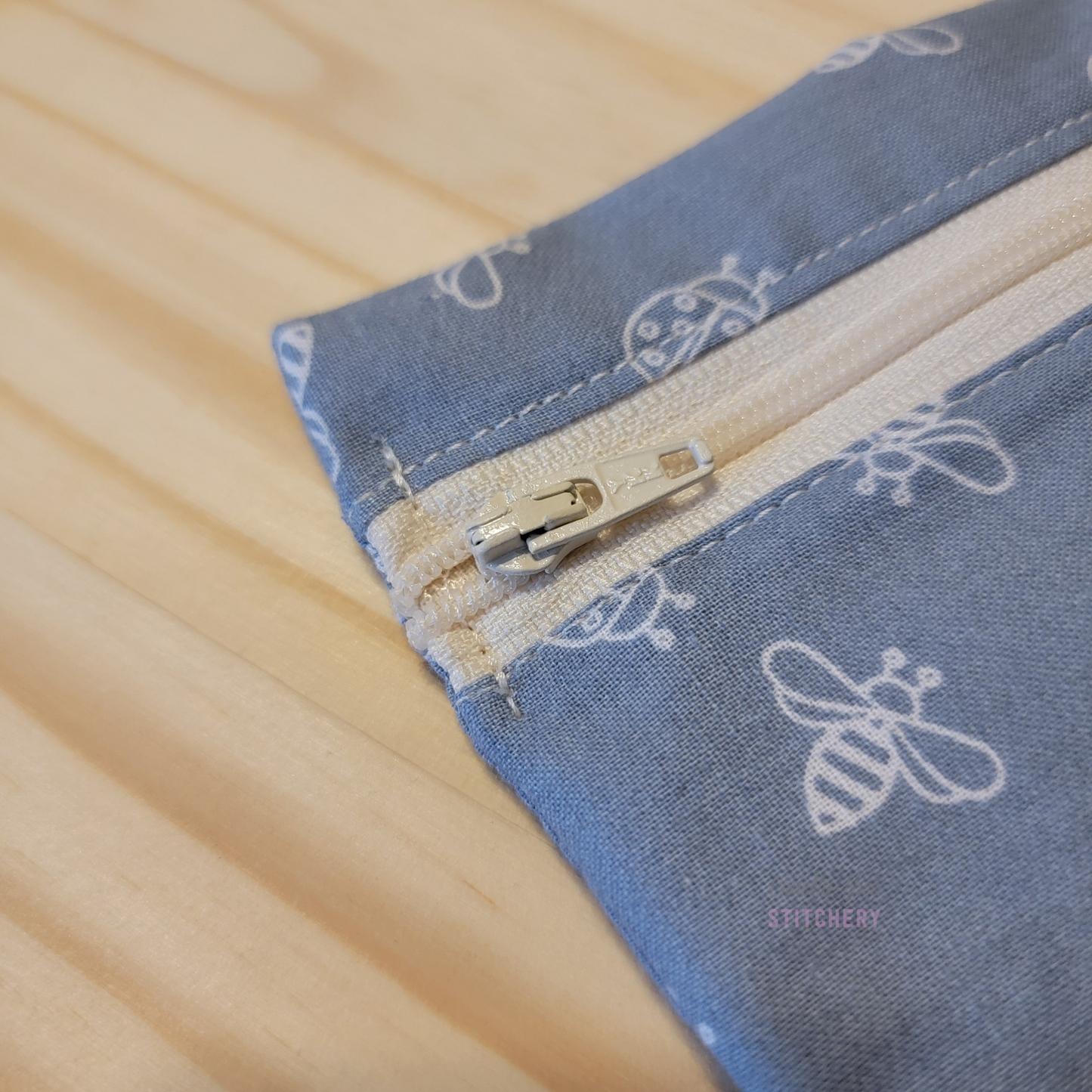 Close-up of the zipper when closed, there are reinforcement stitches on the edge to keep the zipper in place and keep the bag flat.