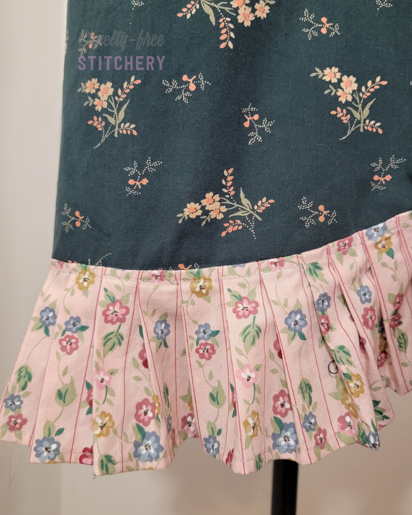 Kelly Green with Pink Floral Ruffle Half Apron (M-XL)
