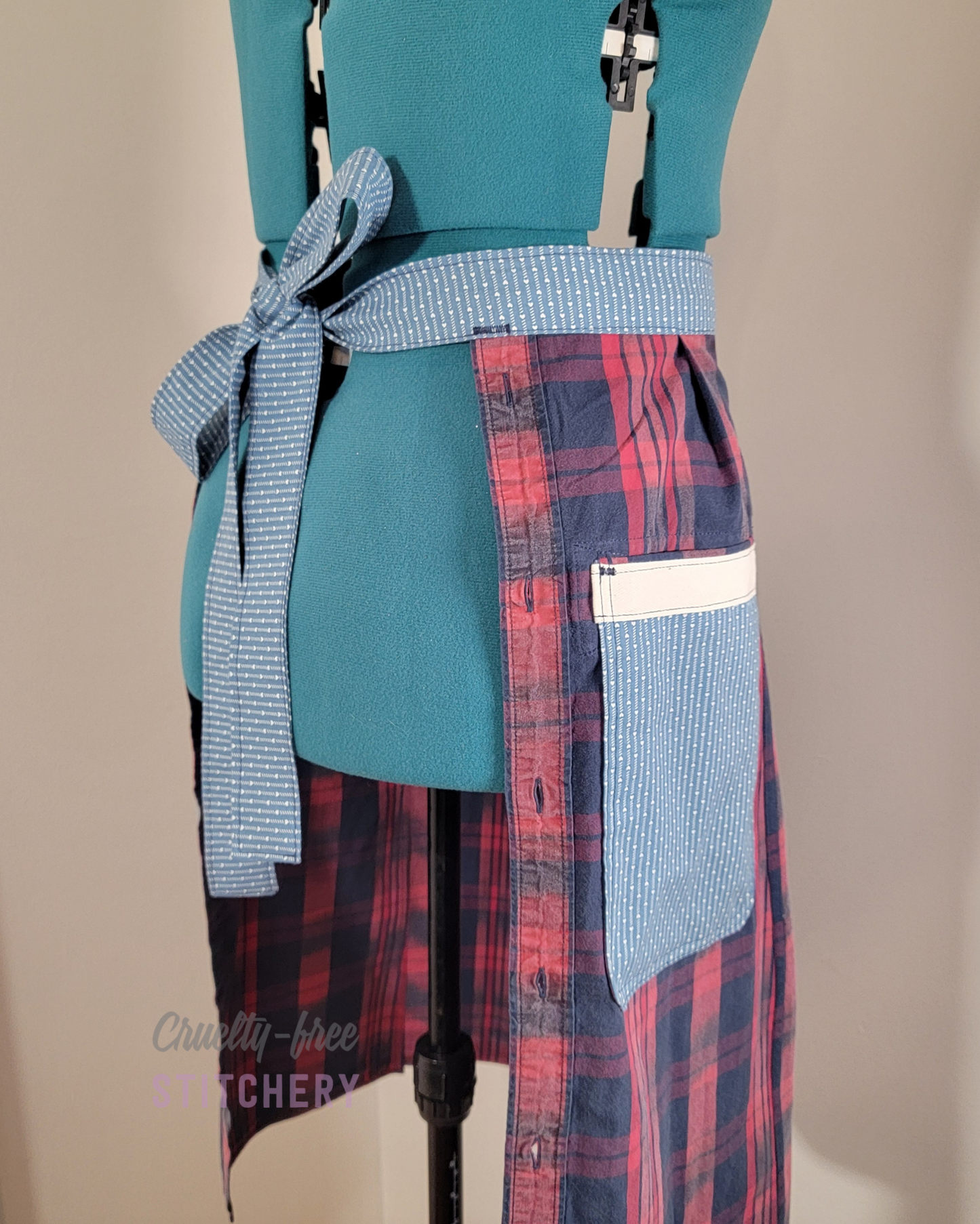 Red and Blue Tiny Hearts Half Apron (XS-M)
